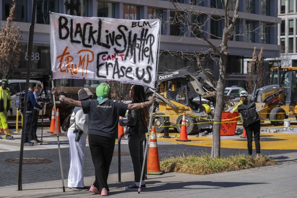 Αφαίρεση της επιγραφής Black Lives Matter κοντά στον Λευκό Οίκο